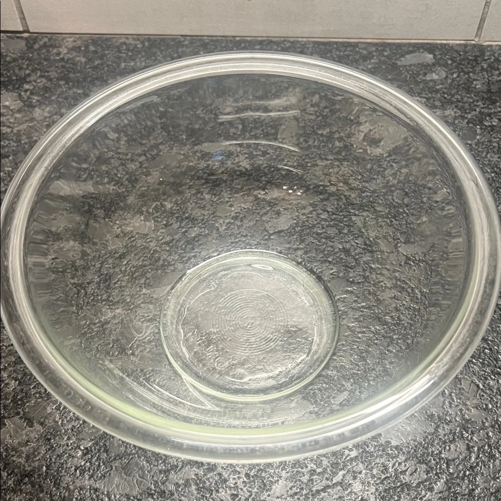 Pyrex 1.5 qt Clear Glass Lidded Bowl. Very good condition. Oven to table.
